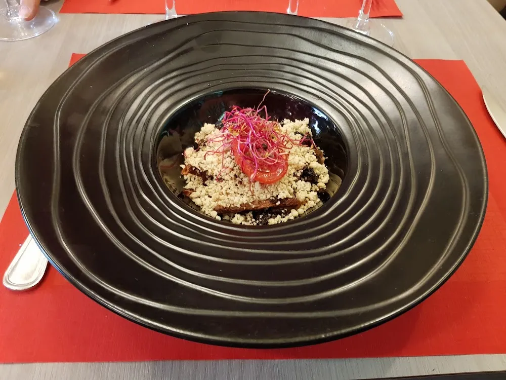 Poêlée de Champignons Girolles Et Morilles Crumble Aux Noisettes